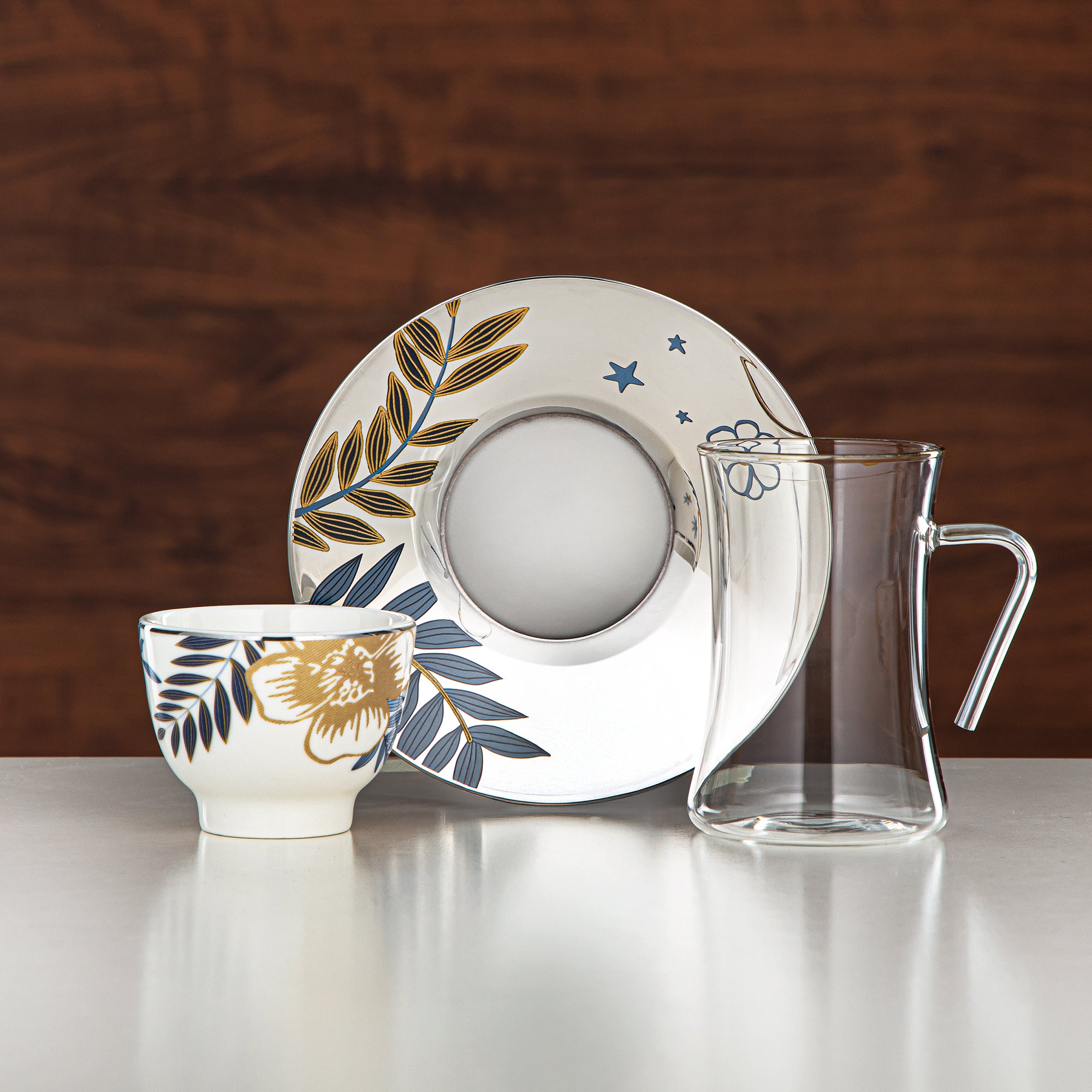 طقم الترمس والمرجان – ترمس شاي – فضي مطفي وذهبي، قطعتان (1L + 1L) + طقم زجاج وبورسلان أزرق بنقشة نباتية، 18 قطعة – تقديم أنيق | مجموعة عصرية