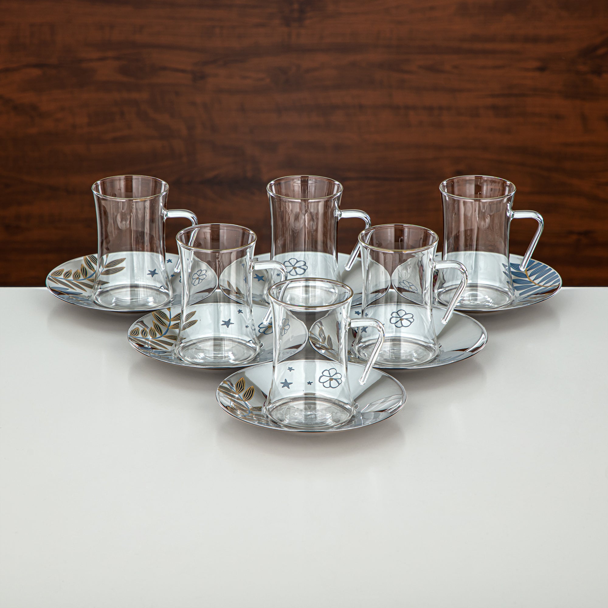 طقم تيرمس المرجان والشاي – ترمسين قطعتين باللونين الفضي والذهبي (1L + 1L) + طقم أكواب وأواني بورسلان وزجاج أزرق بنقشة نباتية من 18 قطعة – تقديم أنيق | مجموعة عصرية