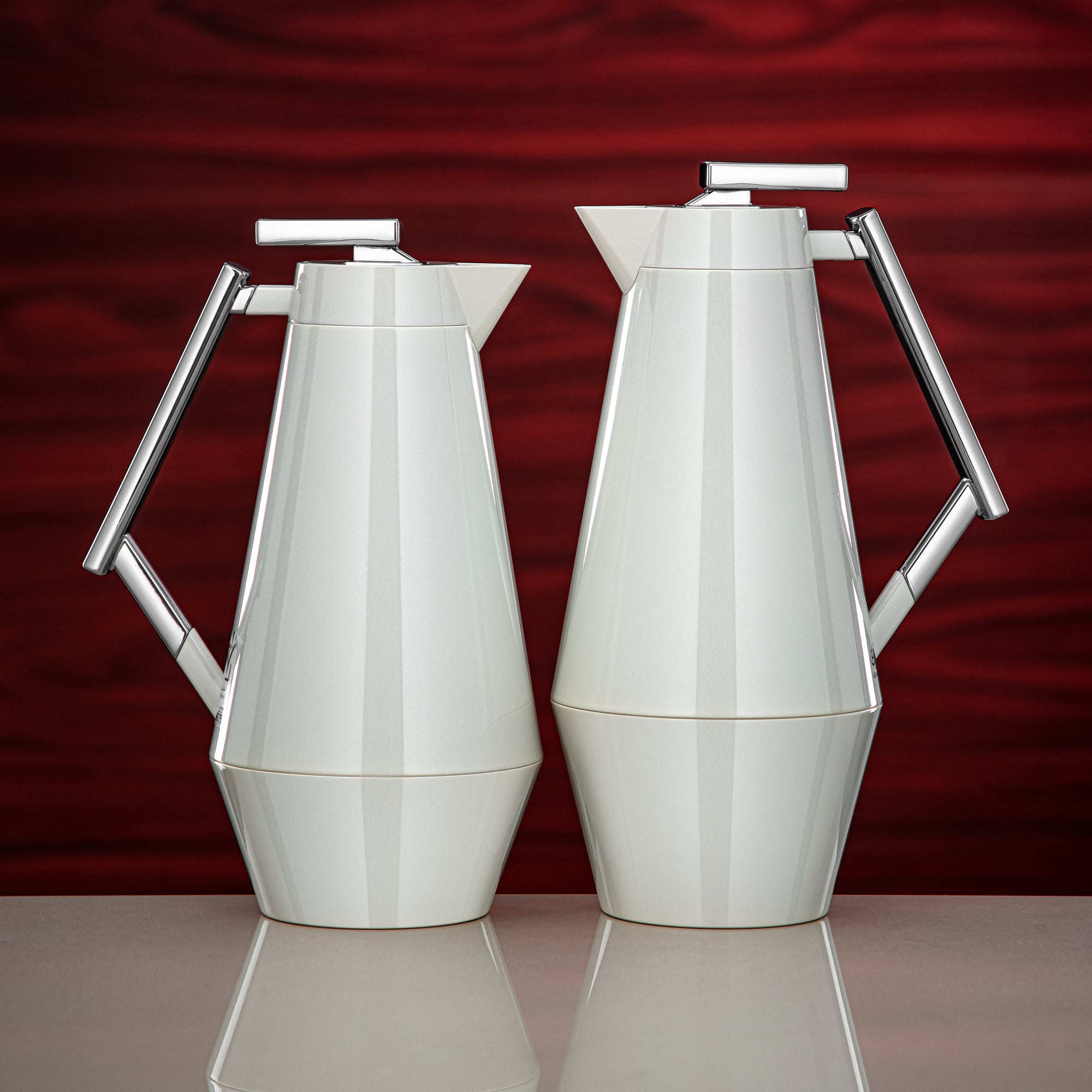 طقم ترامس المرجان 0.7 لتر و1 لتر بلون أبيض لؤلؤي وفضي