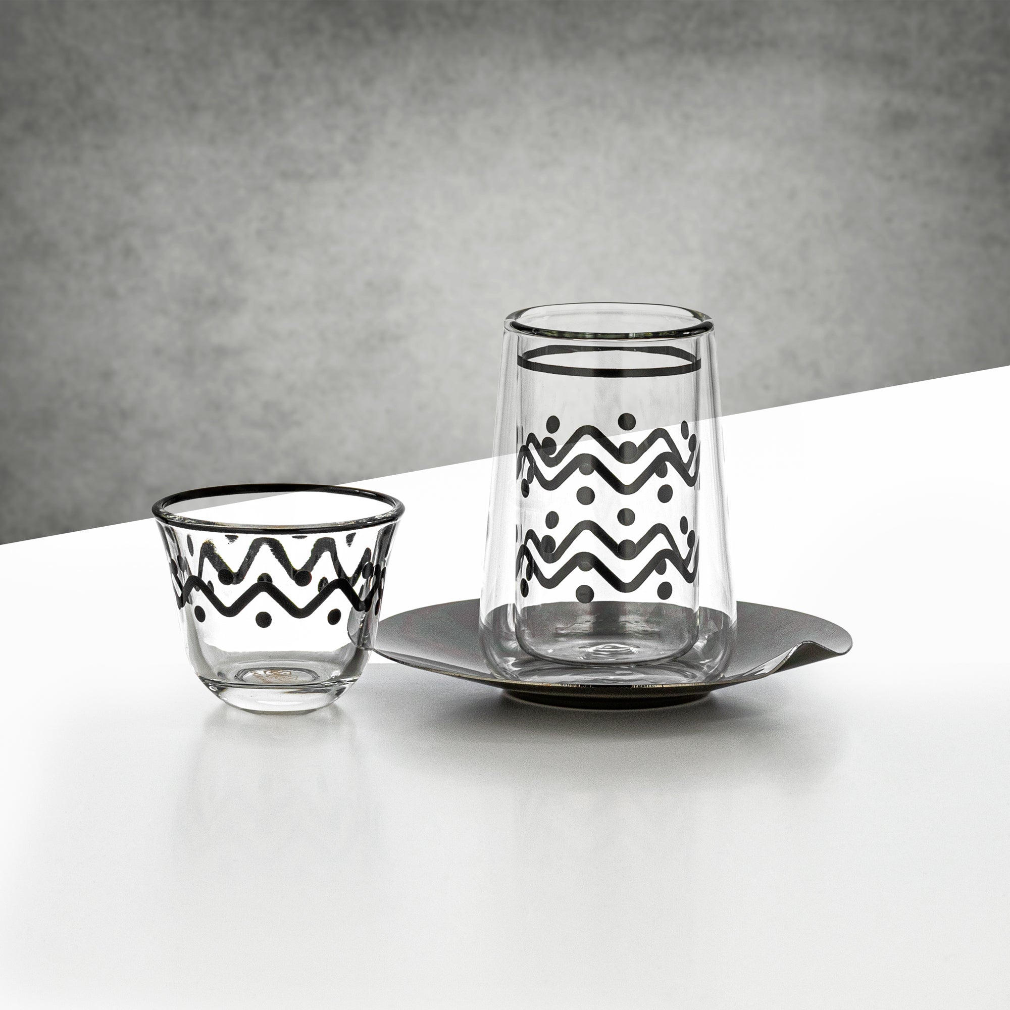 طقم أكواب الشاي والقهوة المرجان، ١٨ قطعة، شفاف بنقشة سوداء وصحون تقديم بلون أسود معدني