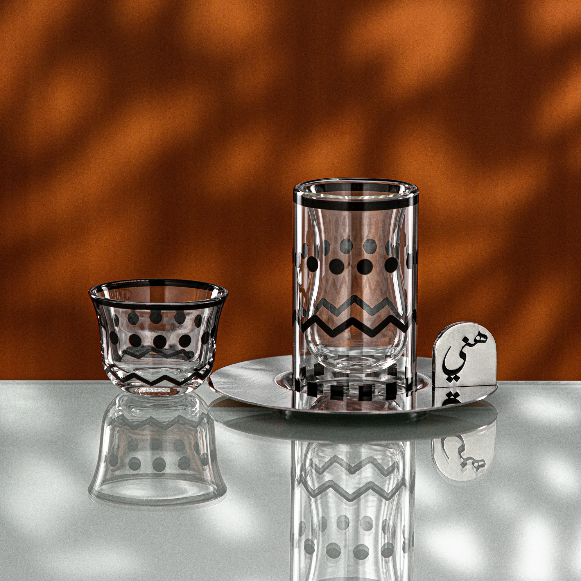 طقم شاي وقهوة المرجان ١٨ قطعة فضي لامع وأسود