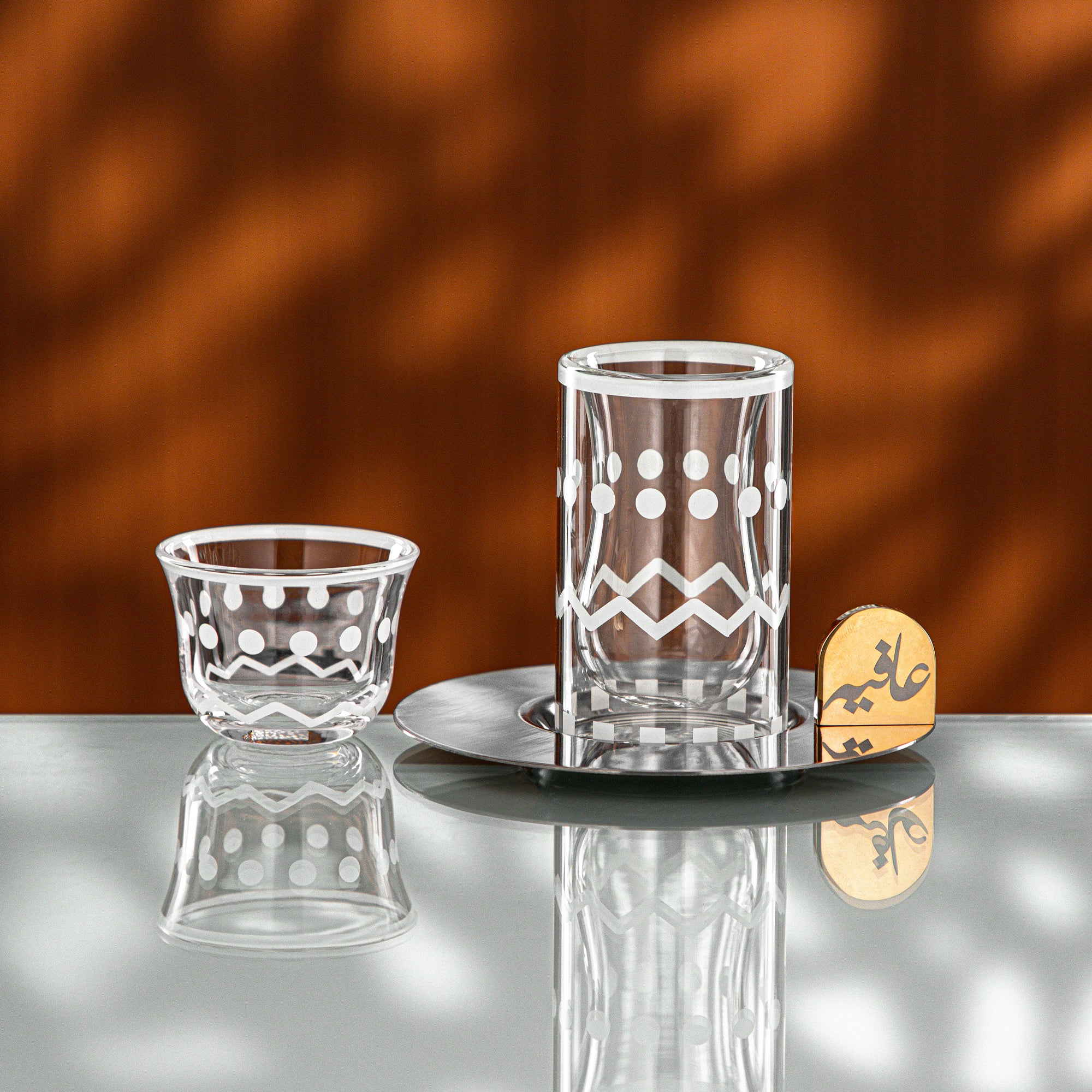 طقم شاي وقهوة المرجان ١٨ قطعة بلمسات فضية وذهبية لامعة