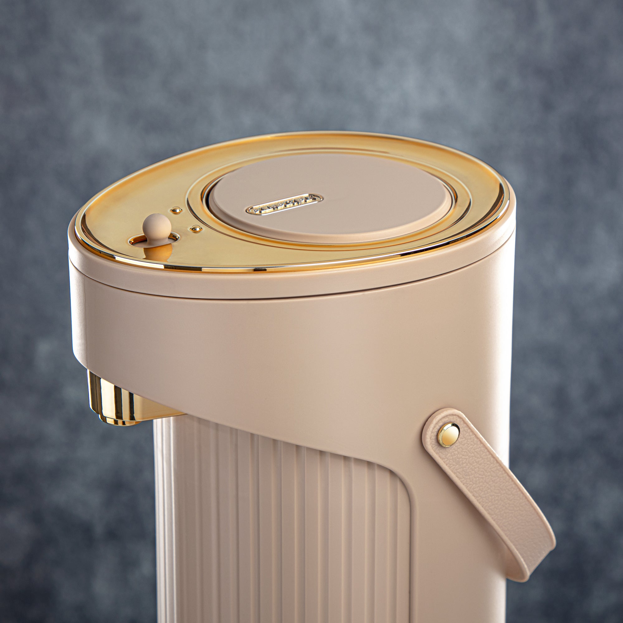 ترمس المرجان سعة 2.2 لتر مزود بمضخة. باللون البيج والذهبي - SM-2417A-220 BG/G