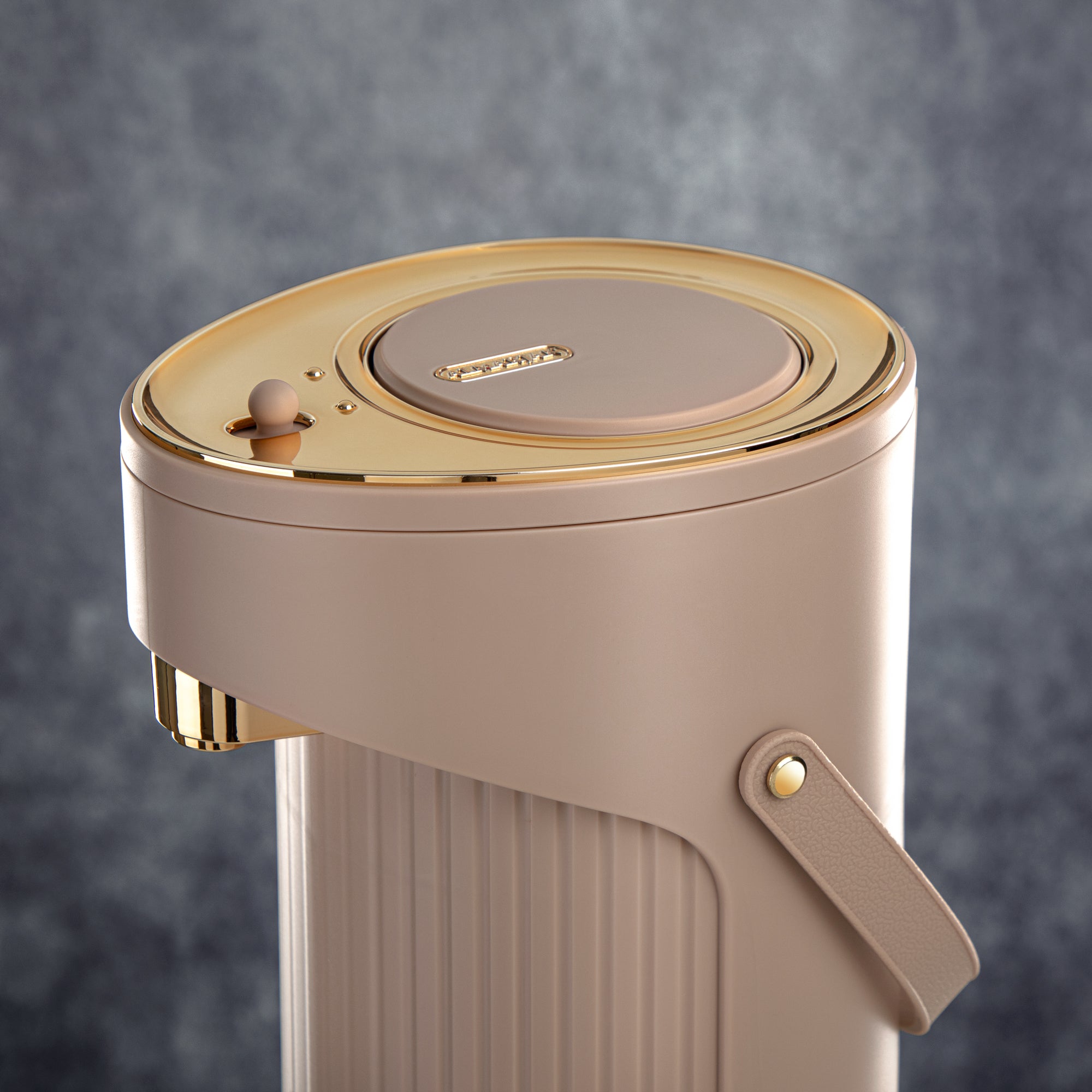 ترمس المرجان سعة 2.2 لتر مزود بمضخة. باللون البني الفاتح والذهبي - SM-2417A-220 LBR/G