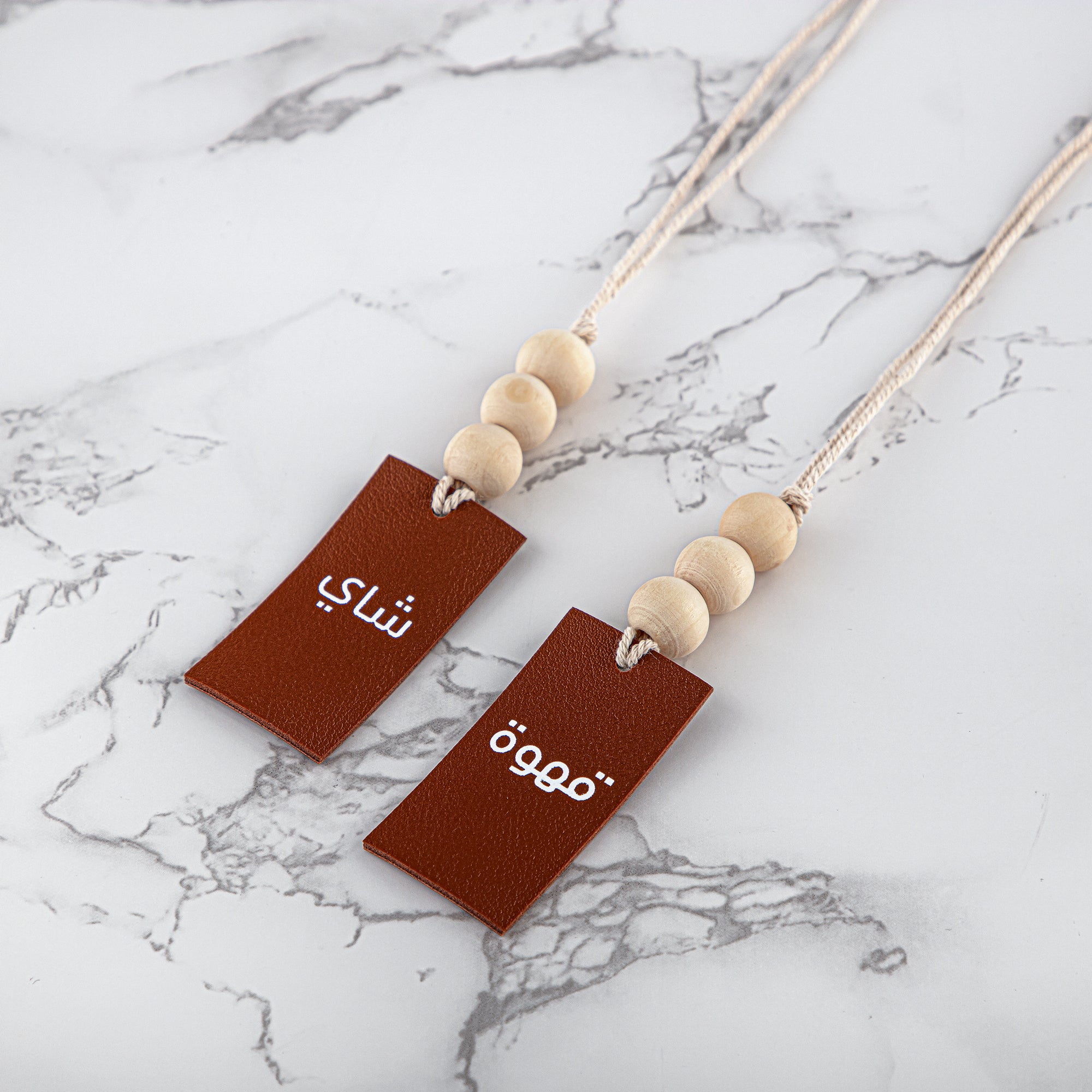 طقم ترامس المرجان بيج وخشب قطعتان مع بطاقات قهوة وشاي عربية (VAF2950003 + TRHG-15) – تقديم أنيق | لمسة عصرية على التقاليد