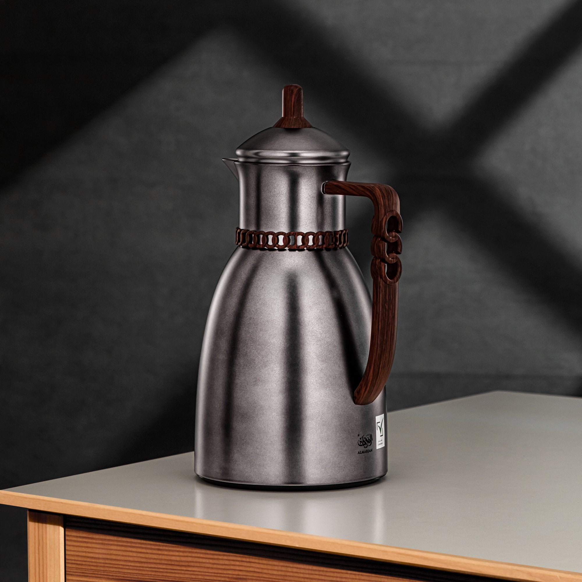 طقم ترامس المرجان سعة 0.7 لتر و1 لتر باللون الأسود المعدني والخشب الداكن